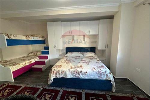 Golem, shitet apartament 1+1 Kati 4, 69 m² 90.000 € (Shitet apartament 1+1 tek Pishat e Buta, Golem!)
