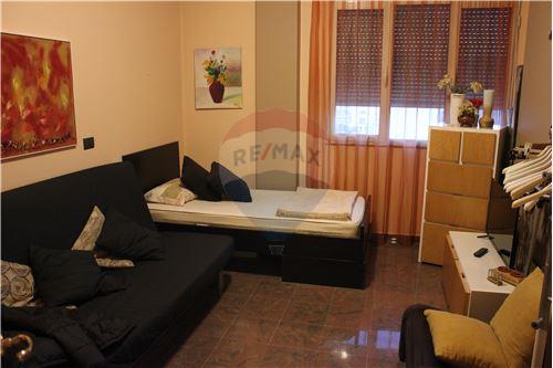 JEPET APARTAMENT ME QIRA 2+1 te Myslym Shyri