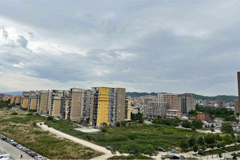 Shitet Apartament 2+1 tek Ish Fusha e Aviacionit, prane shkolles se Magjistratures, Rruga "Ana Komnena"