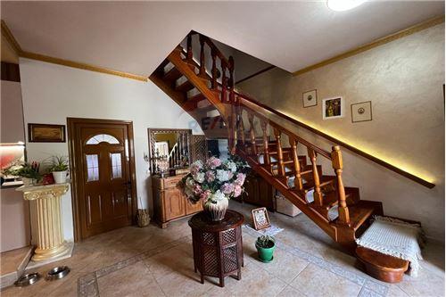 Tirane, jepet me qera Vile 4+1+A+BLK Kati 2, 265 m² 1.700 Euro (Don Bosko)