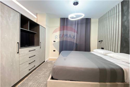 JEPET APARTAMENT 1+1 ME QIRA te Pazari i Ri,Rruga Saraceve
