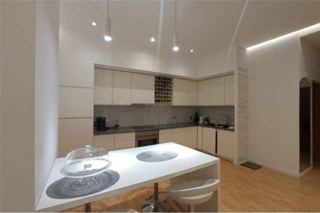 Tirane, jepet me qera apartament 1+1 Kati 2, 72 m² 500 Euro (Rruga Faik Konica)
