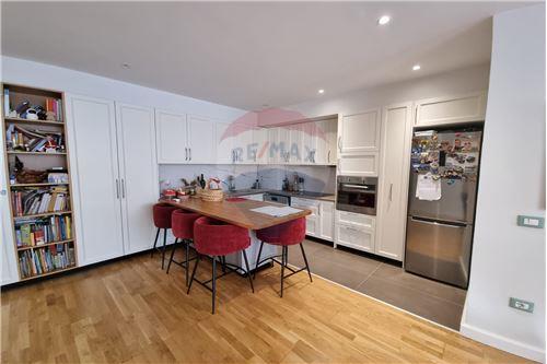 Tirane, shitet apartament 2+1+BLK Kati 1, 107 m² 145.500 Euro (Rruga e Barrikadave)
