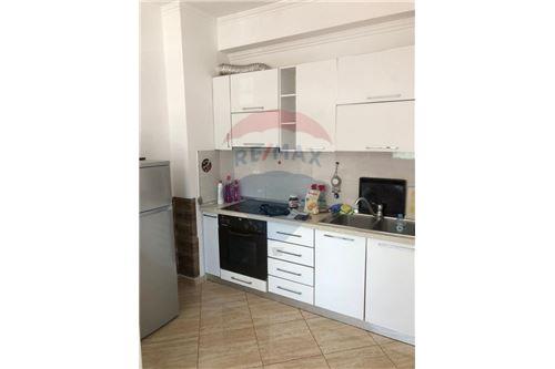 Tirane, shitet apartament 3+1 Kati 8, 104 m² 95.000 Euro (astir)