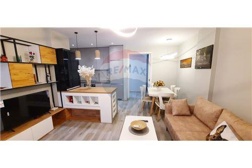 Tirane, jepet me qera apartament 3+1 , 113 m² 900 € (Komuna e Parisit, Albania)