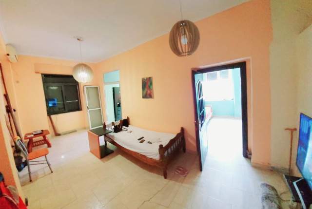 Tirane, jepet me qera ambjent biznesi Kati 2, 100 m² 1.000 Euro (Bulevardi Bajram Curi)