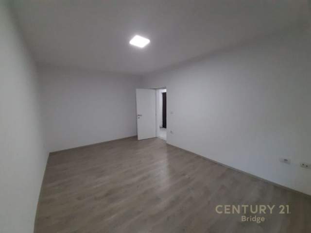 Tirane, jap me qera apartament 1+1 Kati 1, 50 m² 350 Euro (Perballe Hipotekes)