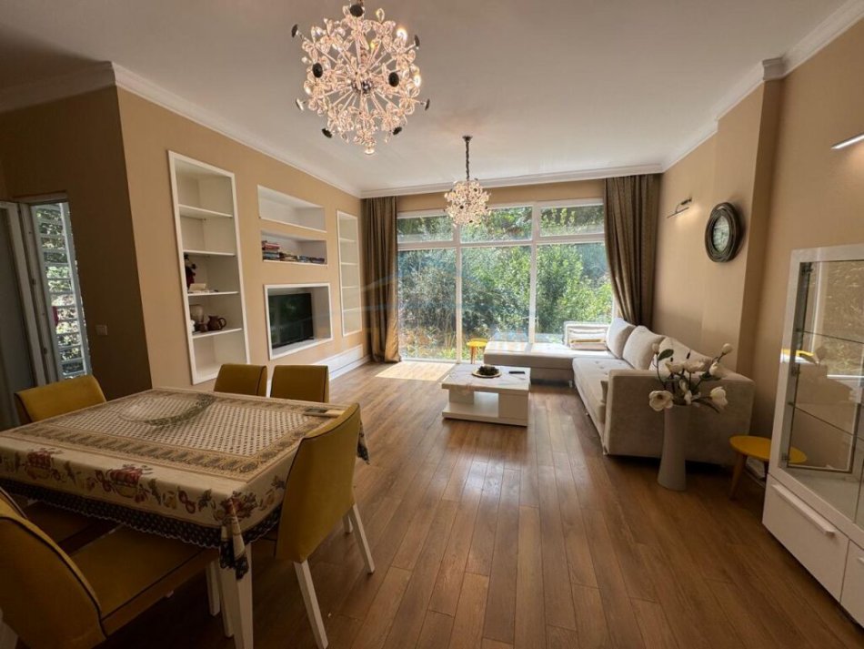 Tirane, jepet me qera apartament 2+1+Ballkon Kati 3, 100 m² 850 € (Prane Hotel Radisson)