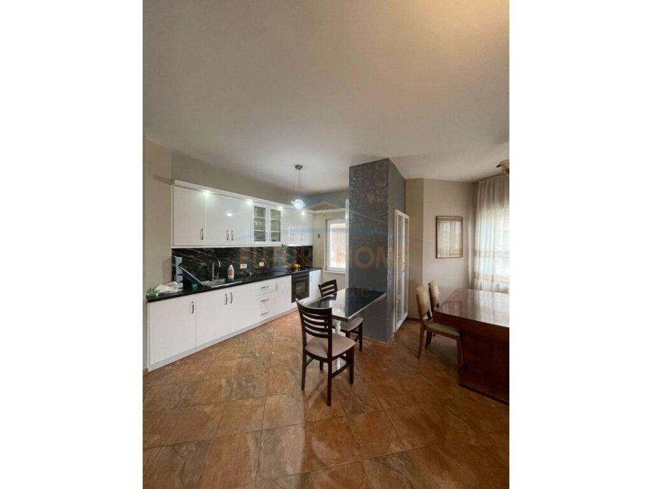 0683487469  Tirane, jepet me qera apartament 2+1+Ballkon Kati 4, 110 m² 600 € (Rruga Hamdi Sina , Liqeni i Thate)