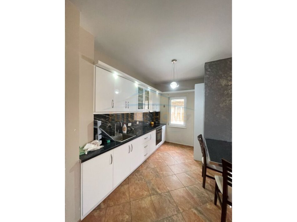 0683487469  Tirane, jepet me qera apartament 2+1+Ballkon Kati 4, 110 m² 600 € (Rruga Hamdi Sina , Liqeni i Thate)