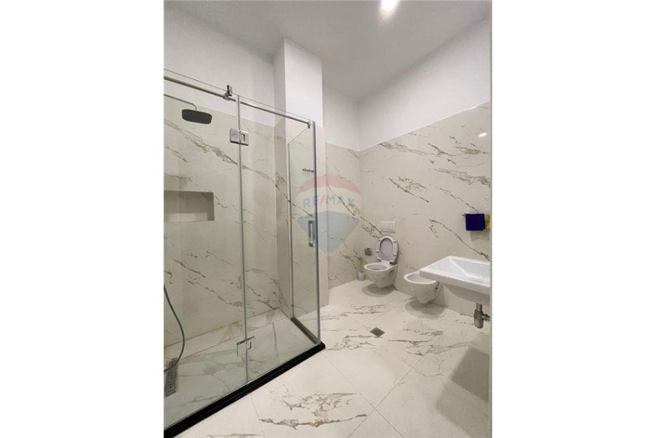 Jepet me qera Apartament 1+1 tek Liqeni i Thate