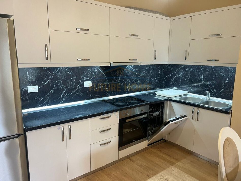 Tirane, jepet me qera apartament 2+1 Kati 6, 83 m² 600 € (Stacioni i Trenit ,Kompleksi Usluga)