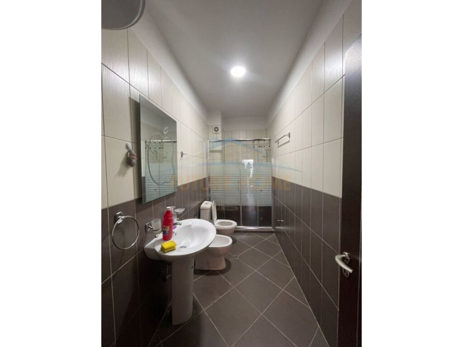 0683487469  Tirane, jepet me qera apartament 2+1+Ballkon Kati 4, 110 m² 600 € (Rruga Hamdi Sina , Liqeni i Thate)