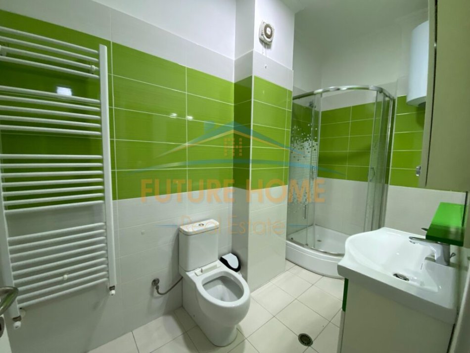 Tirane, jepet me qera apartament 2+1+Ballkon Kati 3, 117 m² 700 € (Rruga Hamdi Sina)