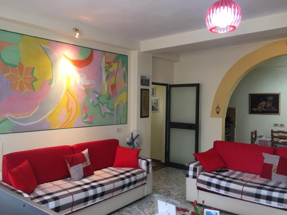Tirane, shitet Vile 3 Katshe Kati 2, 297 m² 398.000 € (ne kryqezimin e rruges Reshit Petrela me Rr.Jordan Misja perballe me Arkivin qendror te Shtetit Tirane.)