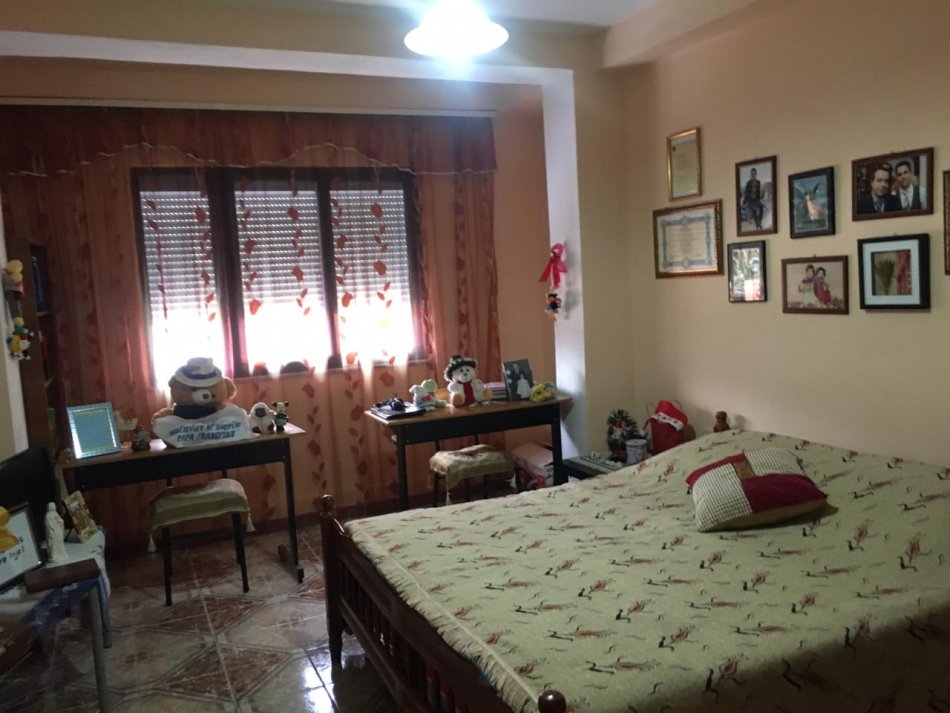 Tirane, shitet Vile 3 Katshe Kati 2, 297 m² 398.000 € (ne kryqezimin e rruges Reshit Petrela me Rr.Jordan Misja perballe me Arkivin qendror te Shtetit Tirane.)