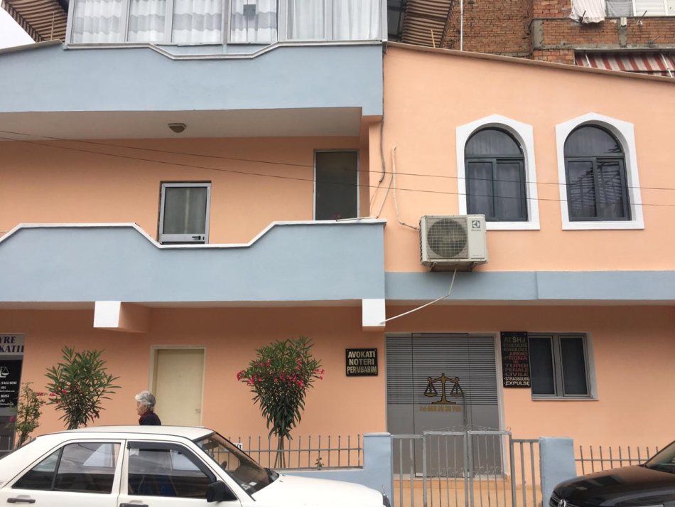 Shitet Vile 3-Kateshe, ne kryqezimin e rruges Reshit Petrela perballe me Arkivin qendror te Shtetit Tirane.