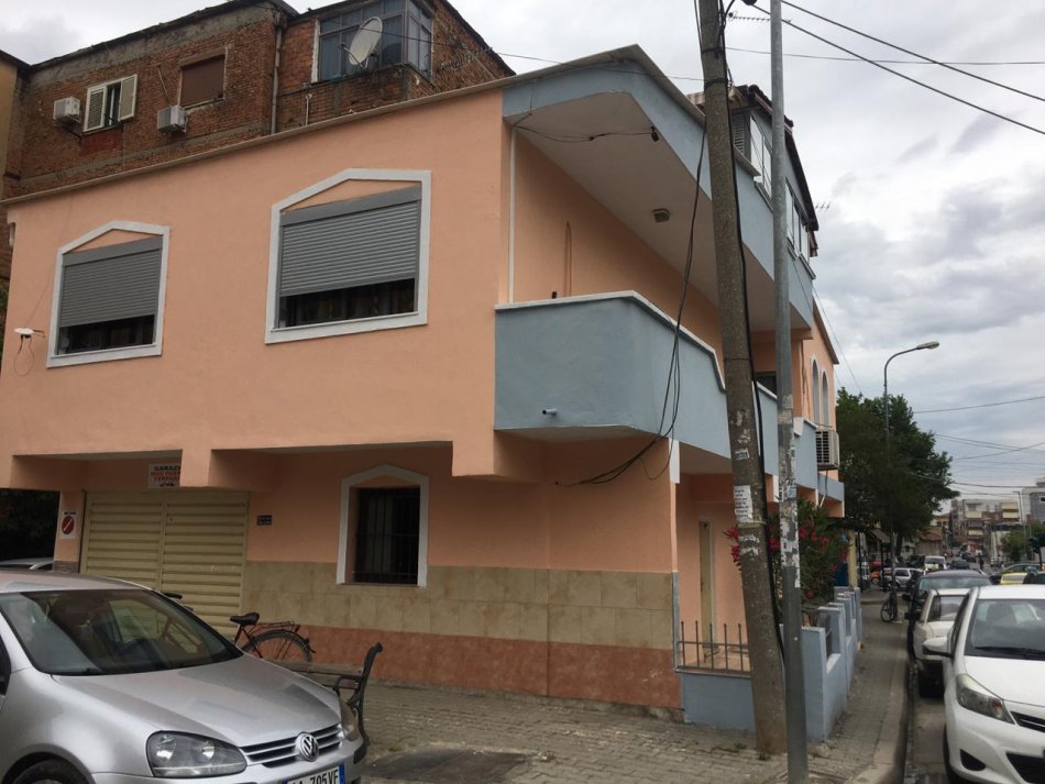 Shitet Vile 3-Kateshe, ne kryqezimin e rruges Reshit Petrela perballe me Arkivin qendror te Shtetit Tirane.