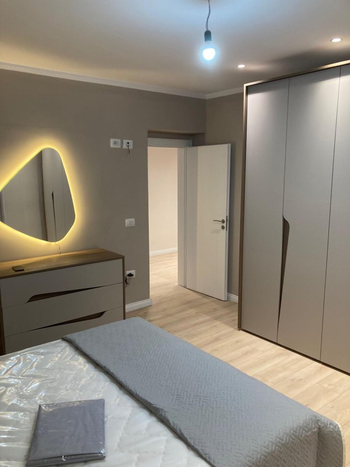 Tirane, jepet me qera apartament 2+1 Kati 3, 92 m² 800 € (Myslym Shyri)