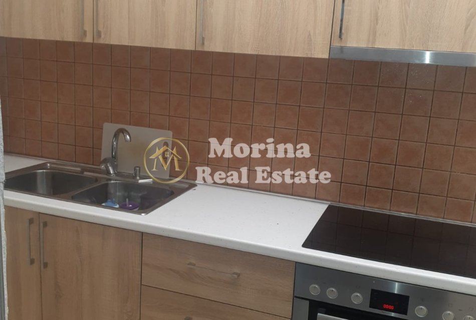 Tirane, jepet me qera ambjent biznesi Kati 1, 220 m² 1.000 € (Ali Demi)