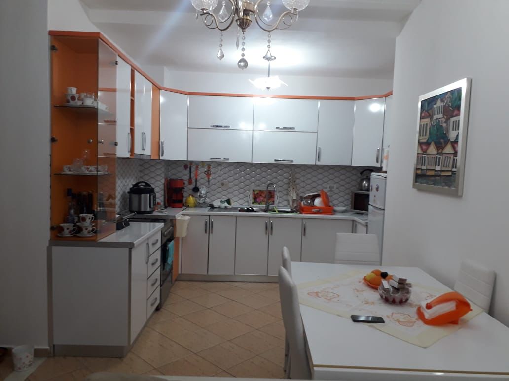 Jepet apartament 2+1 me qira prane Policise Bashkiake, Fresk.
