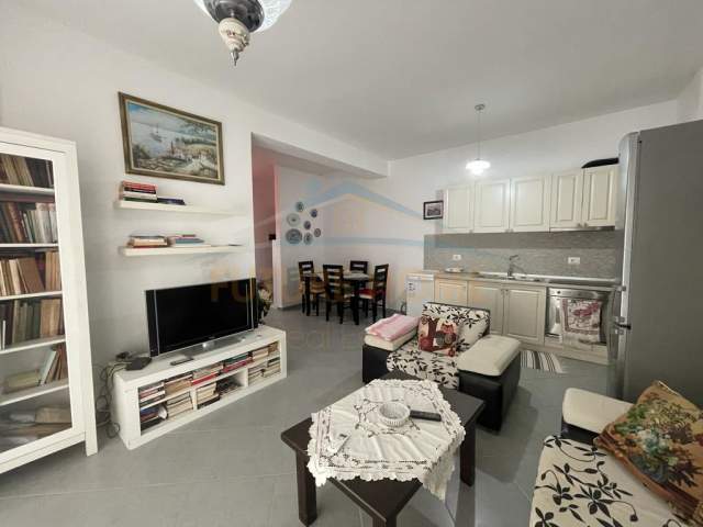 Tirane, jepet me qera apartament 1+1 Kati 3, 70 m² 400 Euro (Brryli)