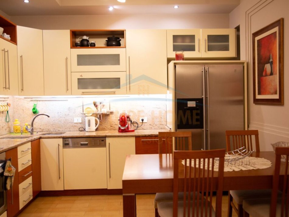 Tirane, jepet me qera apartament 3+1 Kati 7, 138 m² 900 € (Myslym Shyri)