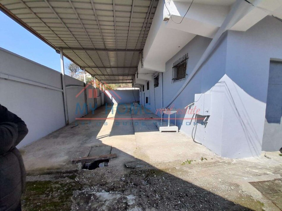 Tirane, jepet me qera magazine Kati 0, 360 m² 550 € (shkoze)
