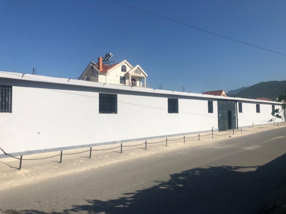Tirane, jepet me qera magazine Kati 0, 400 m² 1.000 € (Rruga e Arbrit)