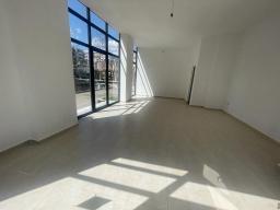 Tirane, jepet me qera dyqan Kati 0, 300 Euro