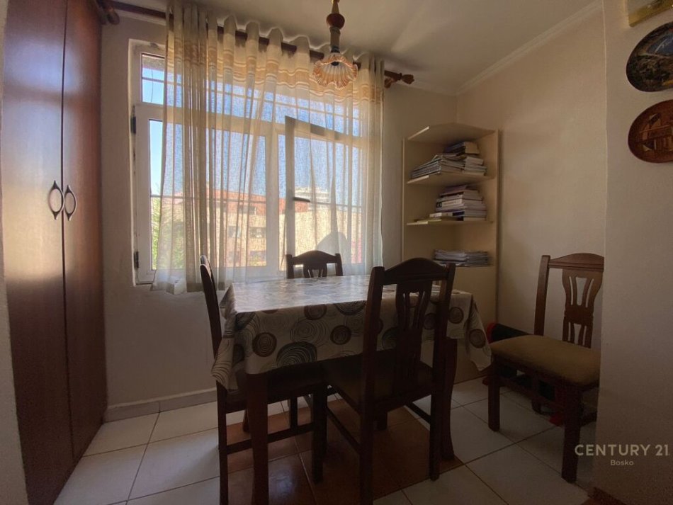 Tirane, jepet me qera apartament 1+1 Kati 3, 57 m² 450 € (rruga e dibres)