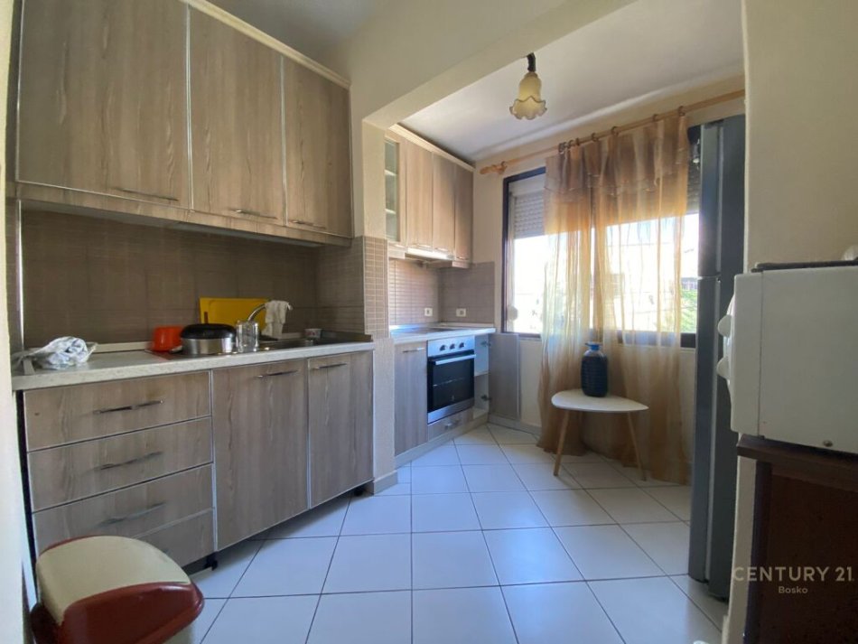 Tirane, jepet me qera apartament 1+1 Kati 3, 57 m² 450 € (rruga e dibres)