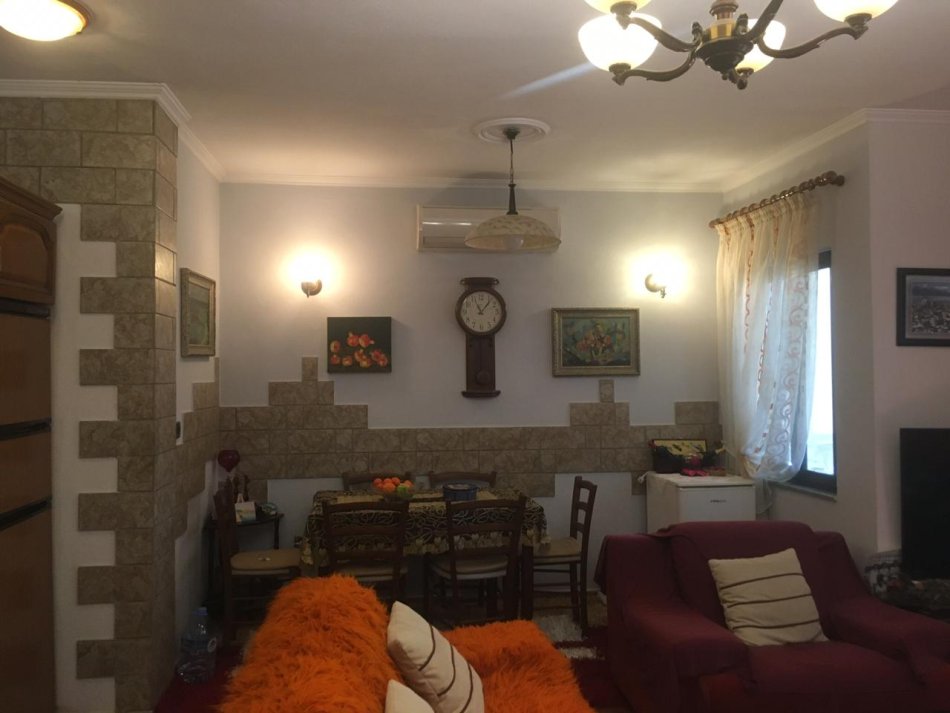 Tirane, jepet me qera apartament 2+1+Ballkon Kati 2, 105 m² 380 € (rruga 5 maji Tirane)