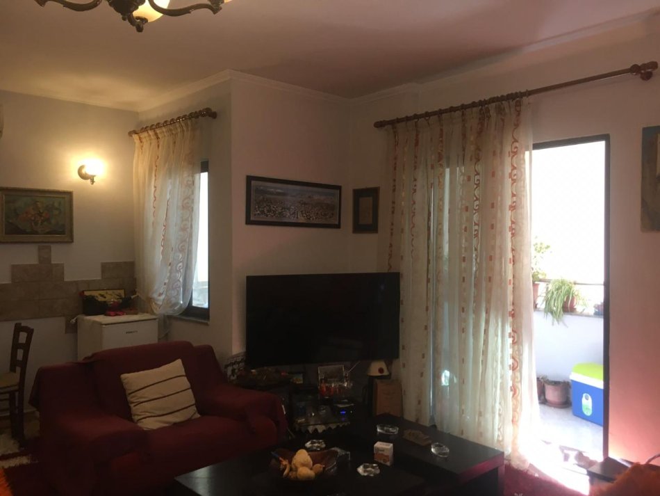 Tirane, jepet me qera apartament 2+1+Ballkon Kati 2, 105 m² 380 € (rruga 5 maji Tirane)
