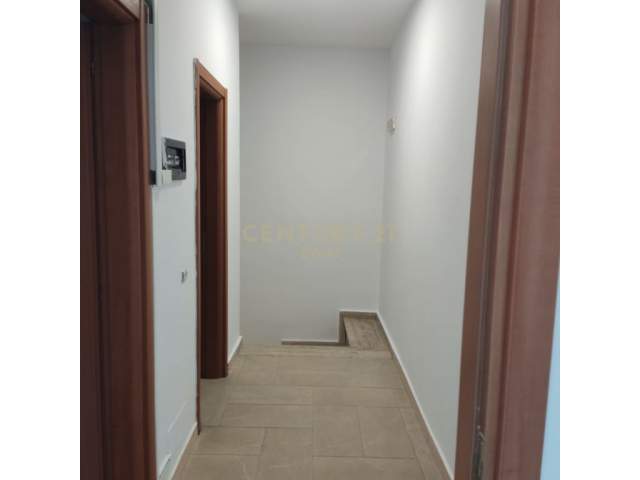 Tirane, jepet me qera zyre Kati 3, 111 m² 500 Euro (Rruga e Kavajes)