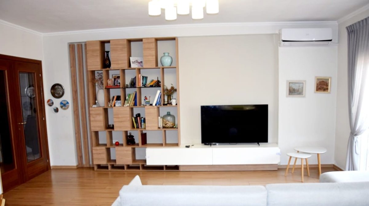 Jepet me qira apartament 3+1 prane Pazarit te Ri