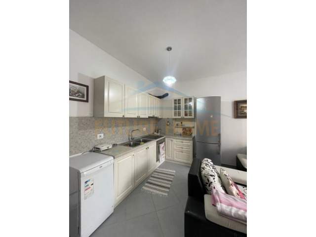 Tirane, jepet me qera apartament 1+1 Kati 3, 70 m² 400 Euro (Brryli)