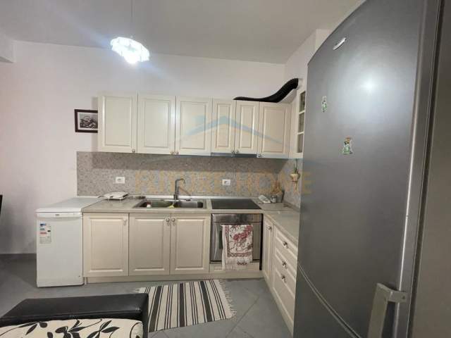Tirane, jepet me qera apartament 1+1 Kati 3, 70 m² 400 Euro (Brryli)