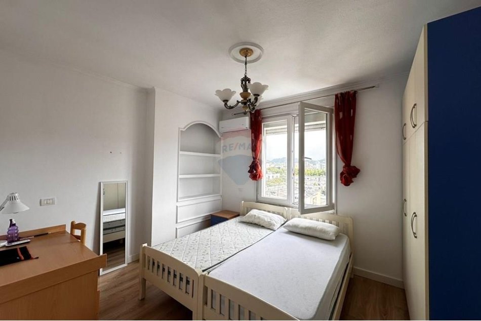 Tirane, jepet me qera apartament 3+1+Ballkon Kati 4, 150 m² 900 € (Myslym Shyri)