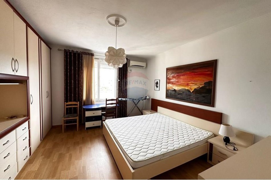 Tirane, jepet me qera apartament 3+1+Ballkon Kati 4, 150 m² 900 € (Myslym Shyri)