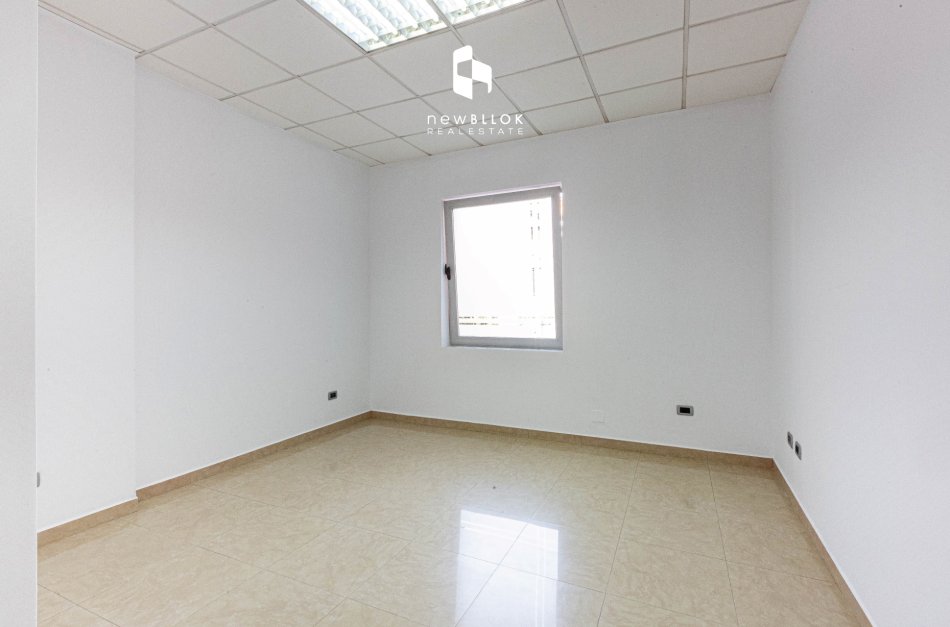 Me Qira: Zyre  | 100m2 |+ Depo ( 15m2 ) 📍  Blloku - Tribeca ( me Pamje nga Rruga ) 100% e Rikonstruktuar, mundesi Reklamimi nga Rruga ((1.200 €/muaj ))