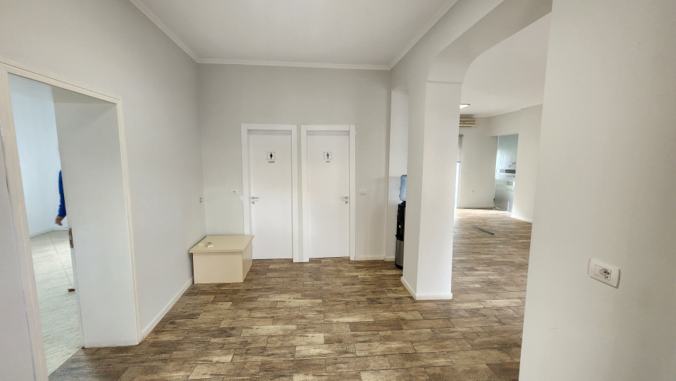 Tirane, jepet me qera zyre Kati 0, 149 m² 900 € (Rr. Naim Frasheri)