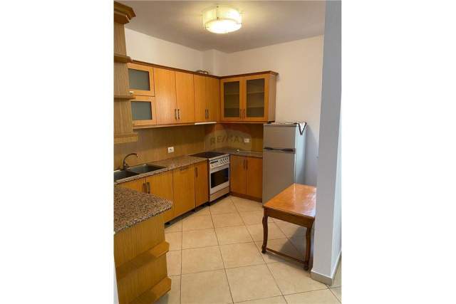 Tirane, jepet me qera apartament 4+1 118 m² 450 Euro (Tek Eleonora)