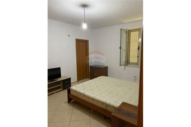 Tirane, jepet me qera apartament 4+1 118 m² 450 Euro (Tek Eleonora)