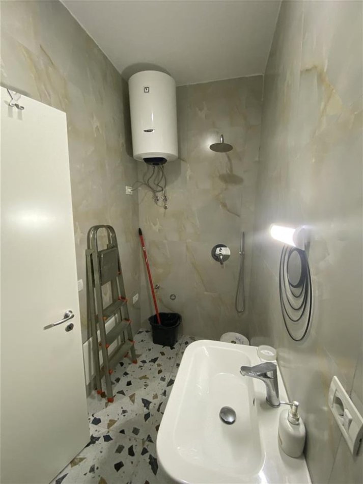 Tirane, jepet me qera dyqan i ri bosh 29 m² 290 € kati 0 (rruga Pasho Hysa, kompleksi Mangalem 21, Alidem) nga person privat