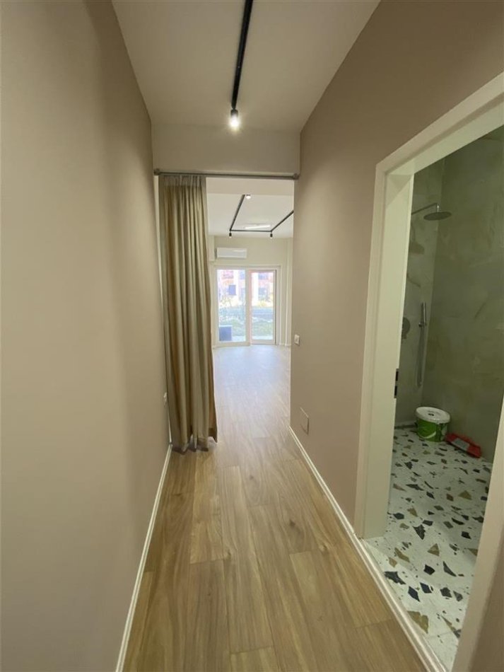 Tirane, jepet me qera dyqan i ri bosh 29 m² 290 € kati 0 (rruga Pasho Hysa, kompleksi Mangalem 21, Alidem) nga person privat