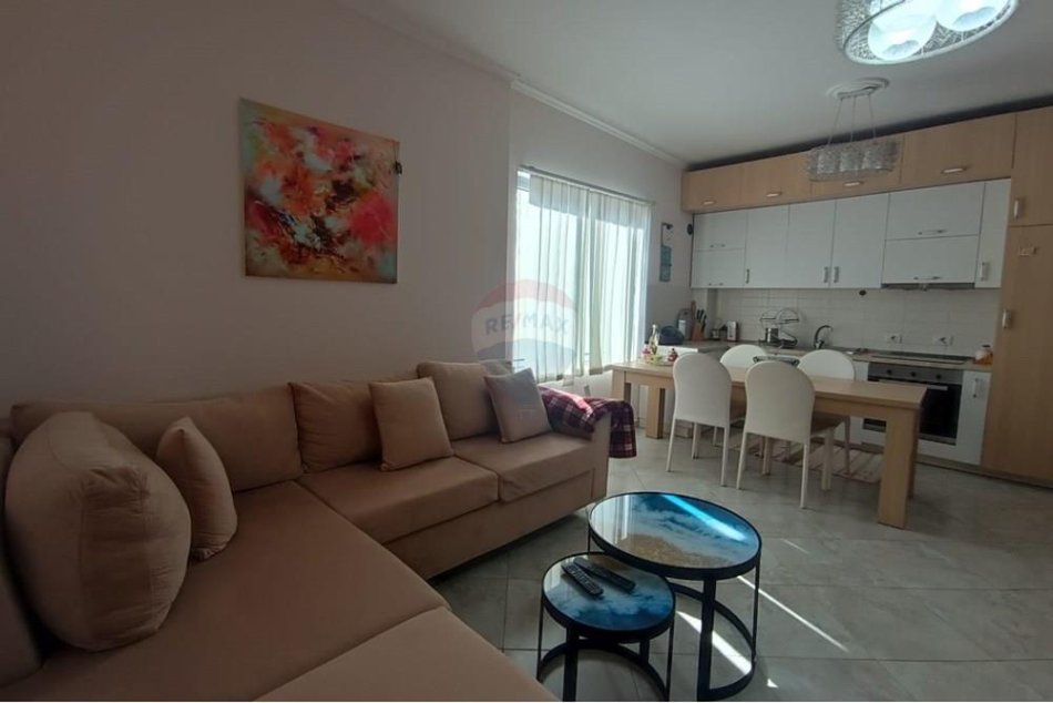 Tirane, jepet me qera apartament 1+1 Kati 2, 82 m² 380 € (Fresku)