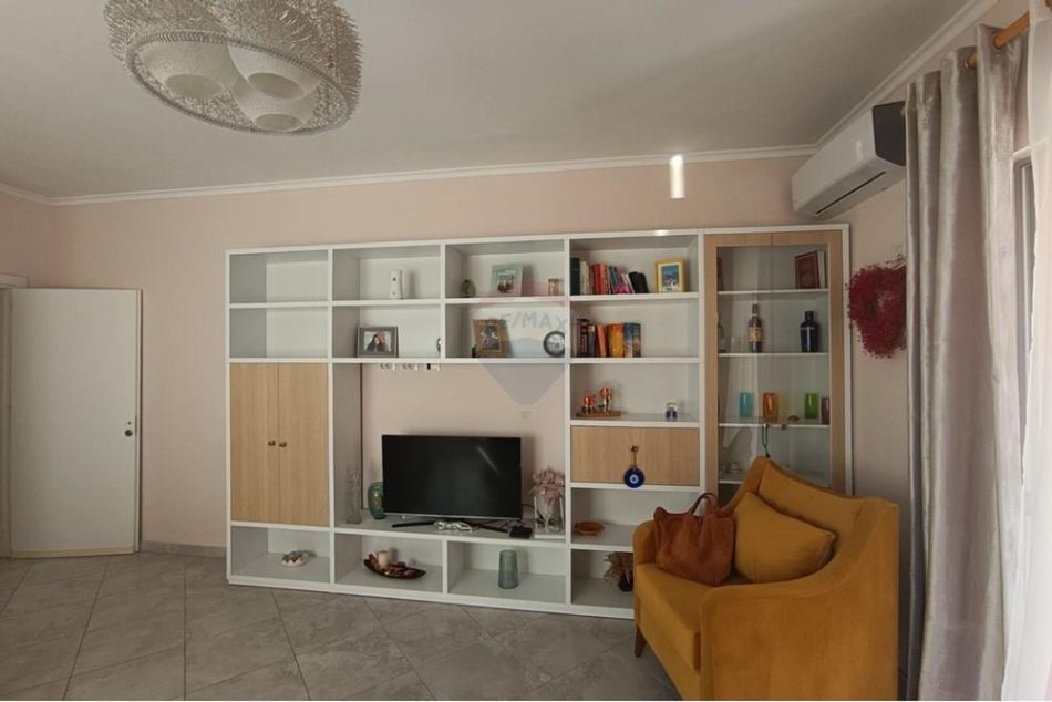 Tirane, jepet me qera apartament 1+1 Kati 2, 82 m² 380 € (Fresku)
