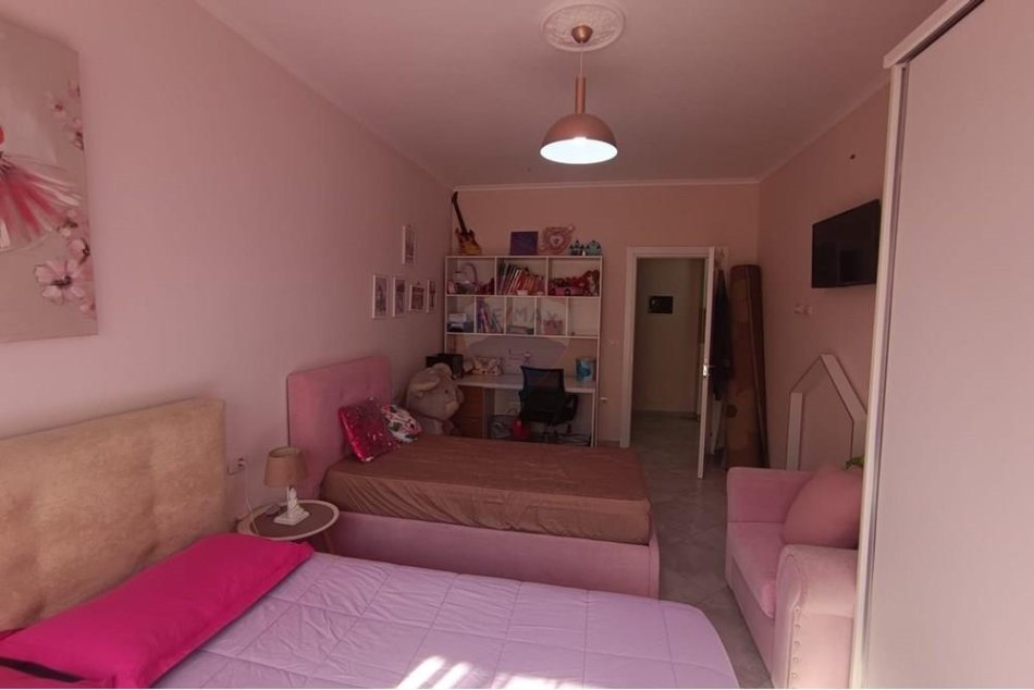 Tirane, jepet me qera apartament 1+1 Kati 2, 82 m² 380 € (Fresku)
