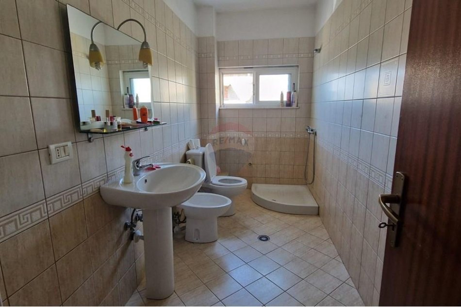 Tirane, jepet me qera apartament 2+1 Kati 3, 78 m² 450 € (Oxhaku)